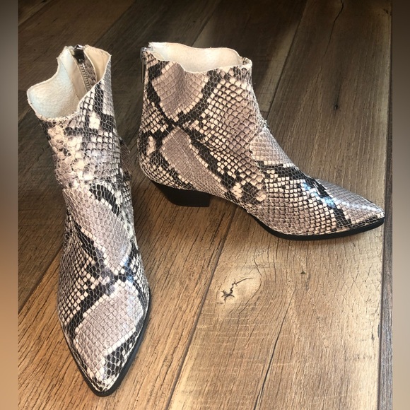 Steve Madden “Cafe” Natural Snake Skin Leather Black/ White Ankle Boots Size 6 - Picture 1 of 8